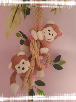 Corda decorativa com casal de macaquinhos, folhas e rosinhas