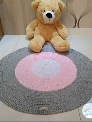 Tapete infantil de crochê cinza, rosa e branco