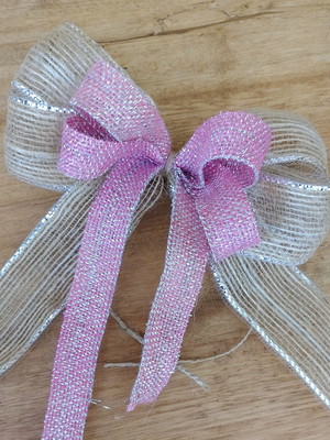 Laço de juta m - prata e rosa bebe
