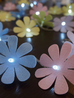 Cordão luz de fada com flores coloridas candy 50 leds bivolt