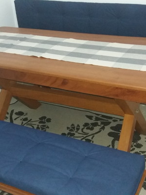 Assento futon em tecido impermeável.