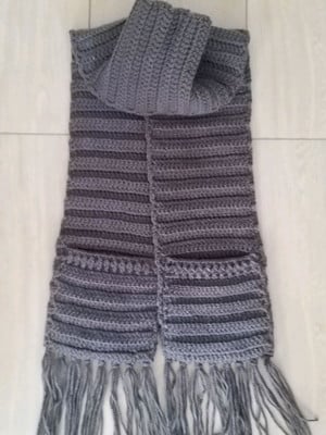 Cachecol com bolso de crochê