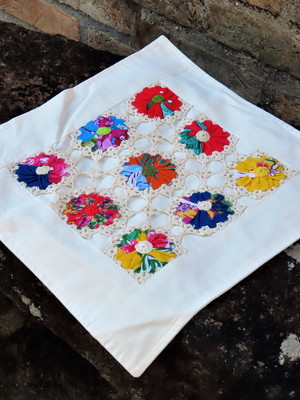 Capa para almofada com fuchicos aplicados em croche