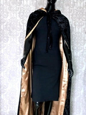 Capa medieval com capuz preto com dourado