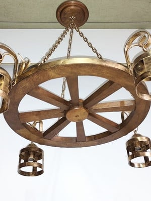 Lustre rústico roda leve de 50cm com 4 bocais em ferro.