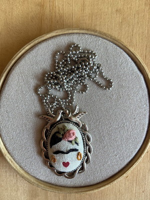 Colar bordado frida