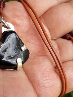 Cordão com pingente turmalina negra
