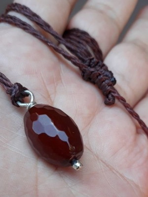 Cordão macramê com pingente ágata vermelha