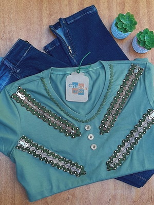 Camiseta feminina bordada à mão verde oliva zíperes