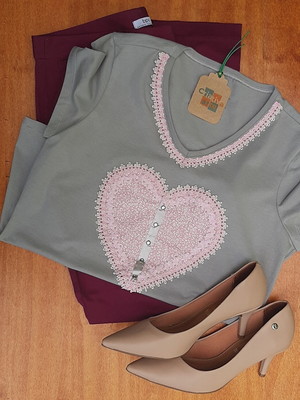 Camiseta feminina bordada à mão areia coração rosa