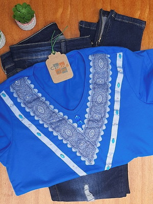 Camiseta feminina bordada à mão azul fitas e pedrarias