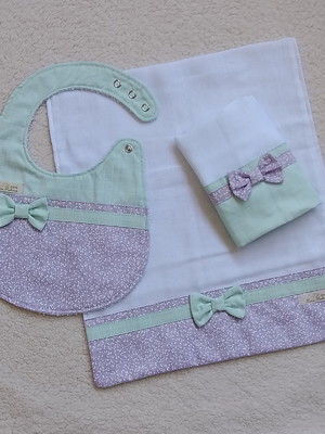 Kit babador e fraldinha de boca - florzinha lilás