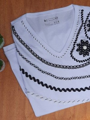 Camiseta feminina bordada à mão branca fitas e flores