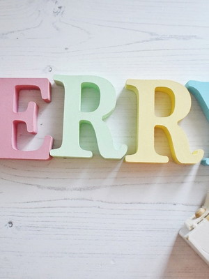 Nomes de mesa em mdf candy color kit com 5 letras