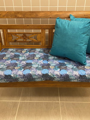 Assento futon em tecido impermeável.