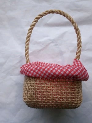 Mini cestinha de juta chapeuzinho vermelho xadrez