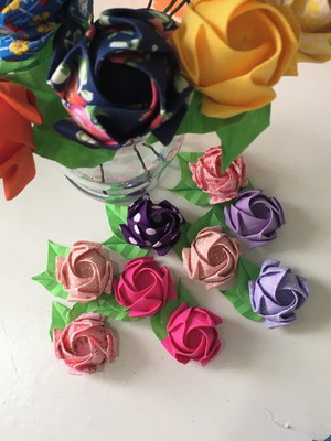 Botão de rosa de origami em tecido.