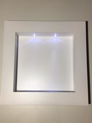 Tres nichos com led e moldura lisa