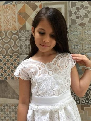 Vestido infantil em renda renascença