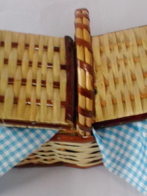Mini cesta piquenique 23 cm comprimento com toalhinha