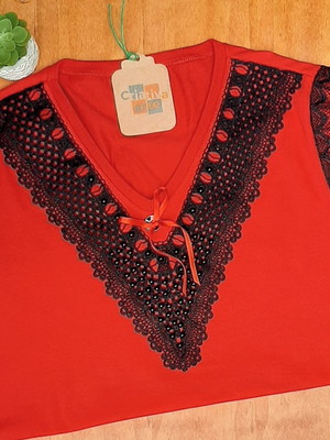 Camiseta feminina bordada à mão vermelha renda