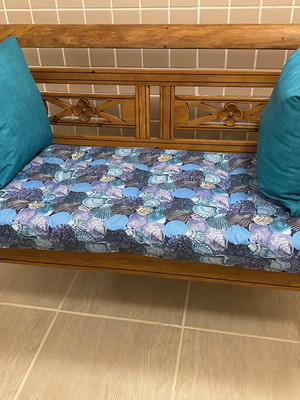 Assento futon em tecido impermeável com almofada.