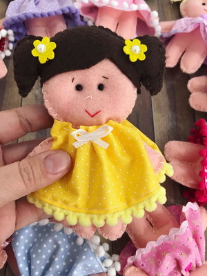 Lembrancinha boneca de feltro
