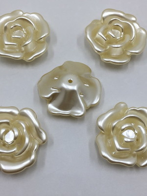 Flor com furo passante pérolada 3,0cm