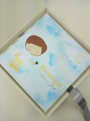 Livro do bebê e caixa menino
