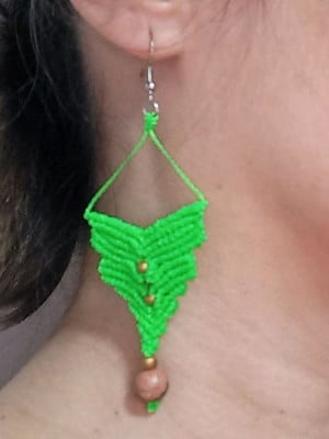 Brinco macramê verde limão com pedra unaquita 10mm