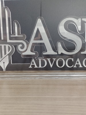Logo de mesa personalizado em acrílico com gravação