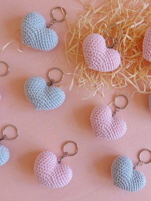 Lembrancinha de maternidade chaveiro amigurumi coração