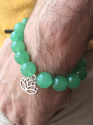 Pulseira de quartzo verde (contas grandes) com flor de lótus