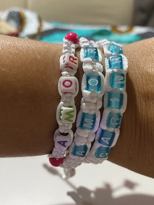 Pulseira com nomes ou dizeres