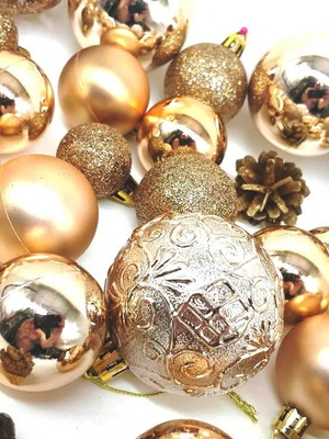 Kit com 33 itens champanhe corbe claro p/árvore natal