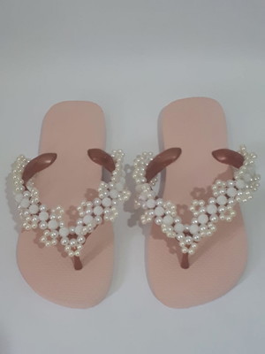 Chinelos decorados com pérolas