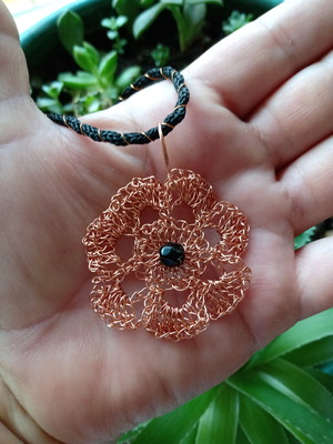 Colar artesanal cobre com pingente flor em croche