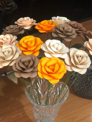 Flores de papel com caule