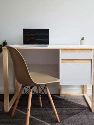 Mesa de computador com porta e gaveta