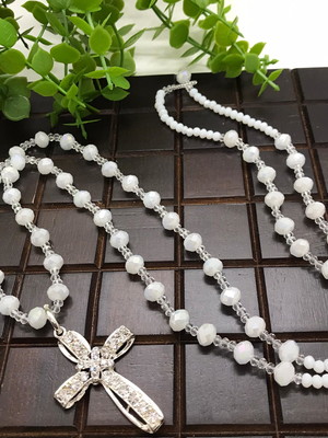 Colar crucifixo de strass e cristais brancos