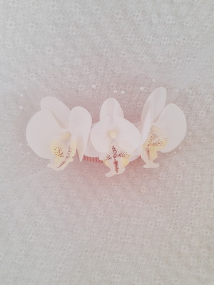 Arranjo de cabelo com orquídeas brancas