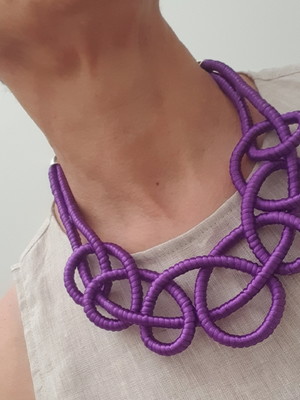 Colar de corda encapado de fios de seda violeta