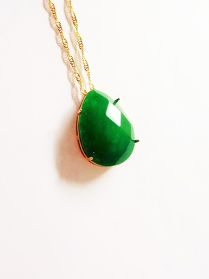Colar pedra jade malásia natural folheado a ouro 18k.