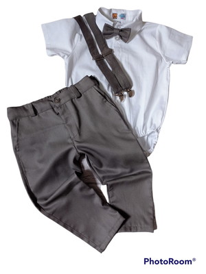 Conjunto com suspensório.