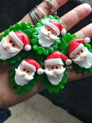 Chaveiro papai noel em biscuit