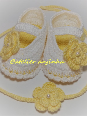 Sapatinho de bebe em crochê com flor + tiara