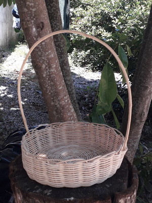 Cestinho de cipó com alça, medindo 20 cm de diâmetro fundo.