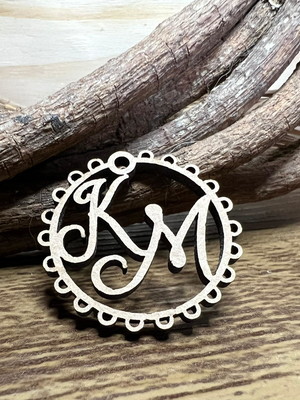 Tag com iniciais em mdf - mod03