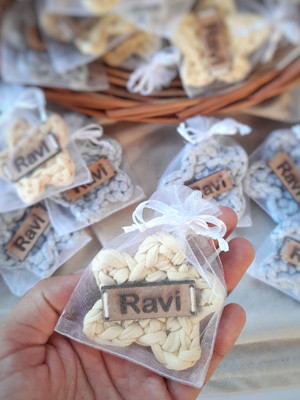 Chaveiro personalizado em croche no saquinho de organza