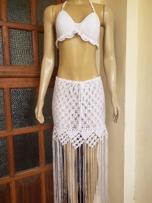 Top cropped e saia de crochê